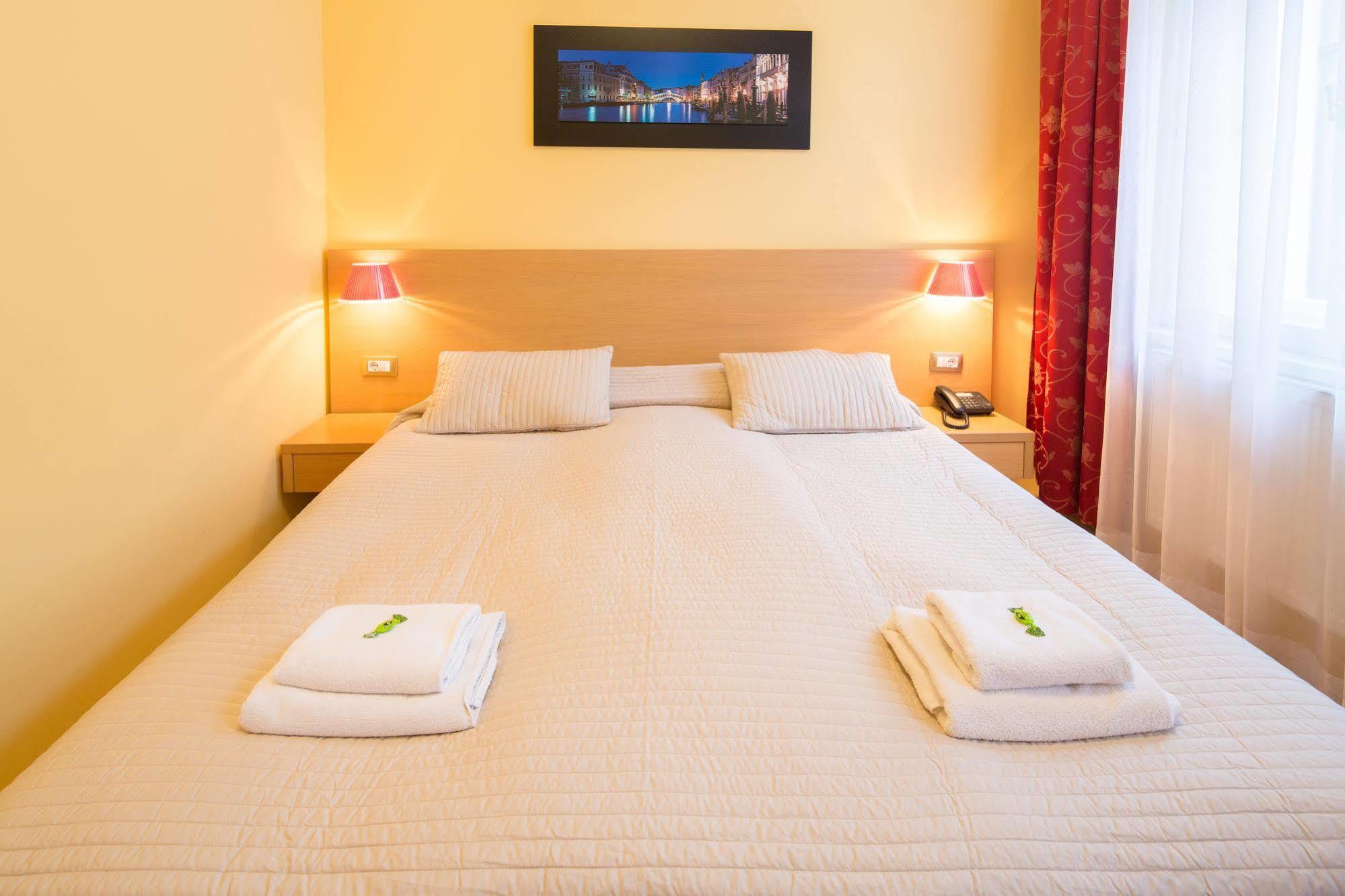 City Lounge Hotel Praga Esterno foto