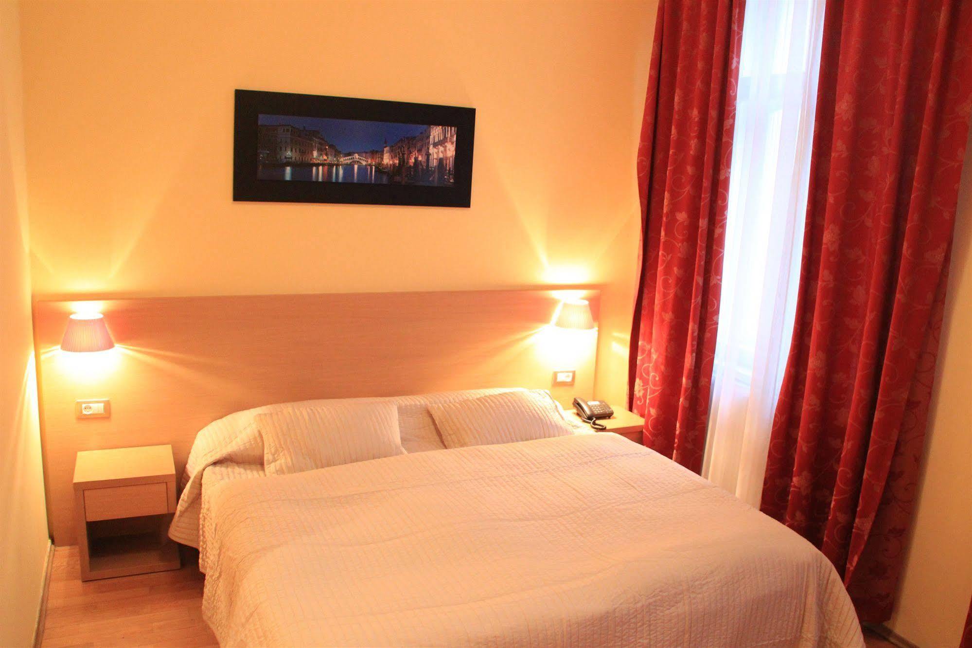 City Lounge Hotel Praga Esterno foto